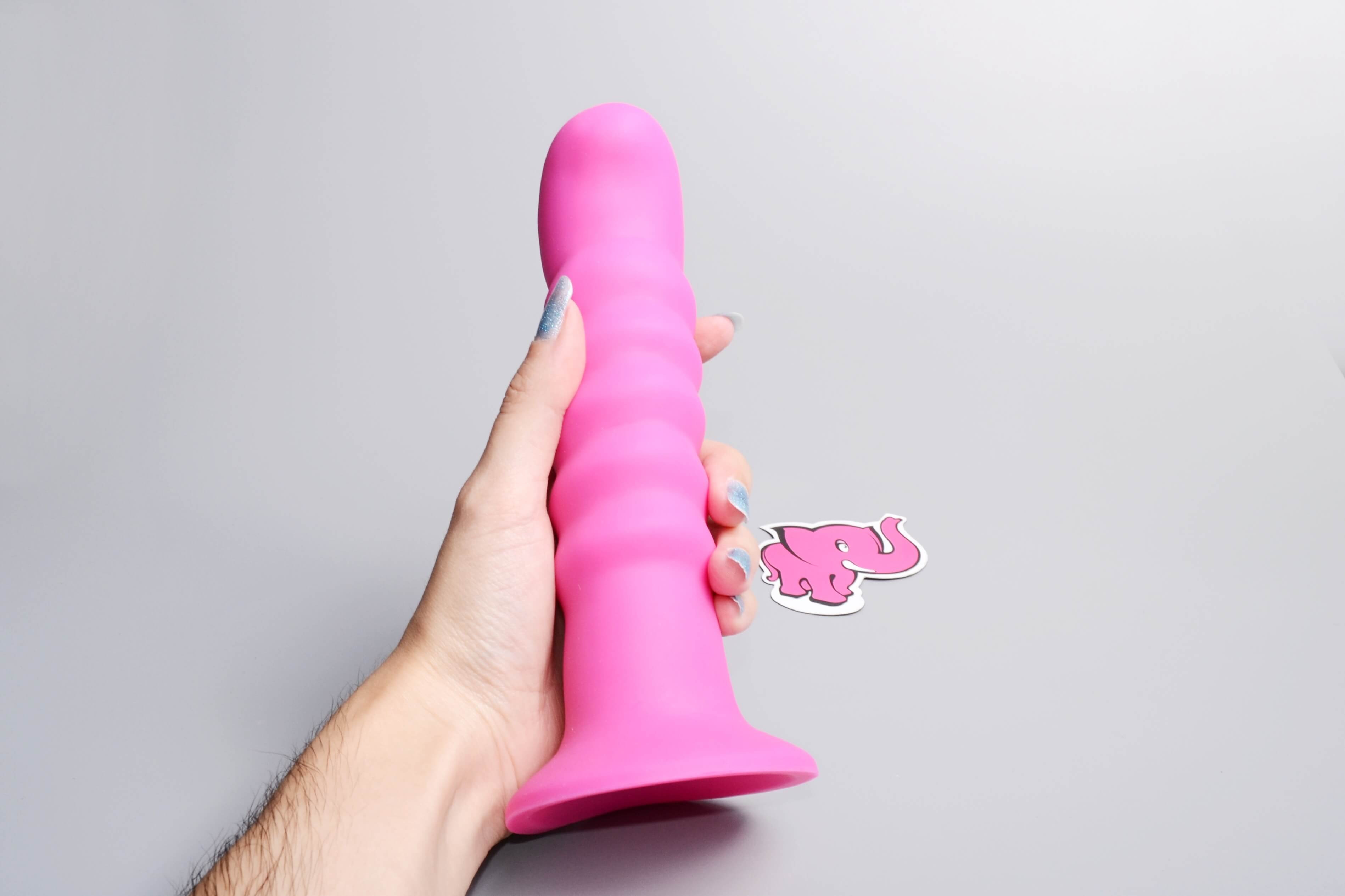Silikónové dildo s prísavkou Hot Pink (18 cm), v ruke