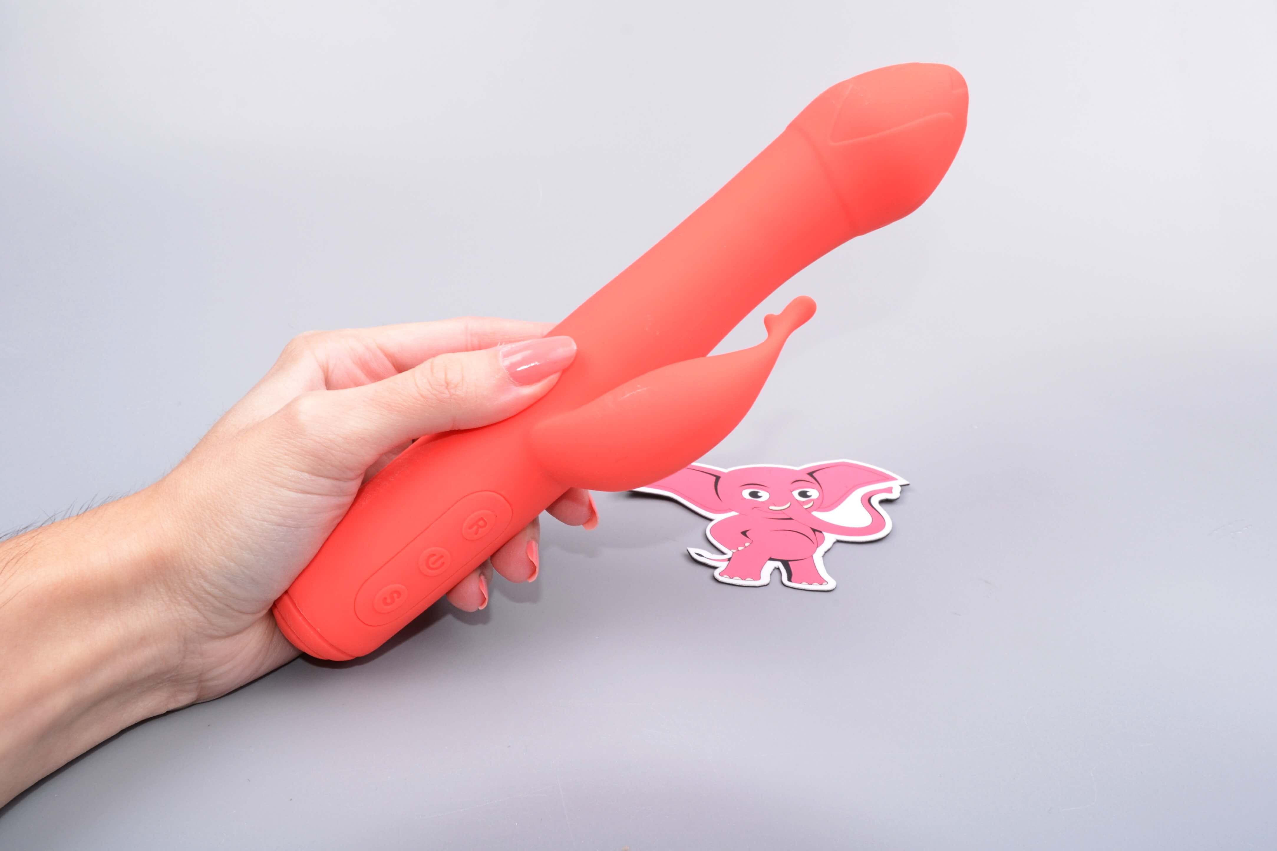 Vibrátor s výbežkom na klitoris Tulip, v ruke