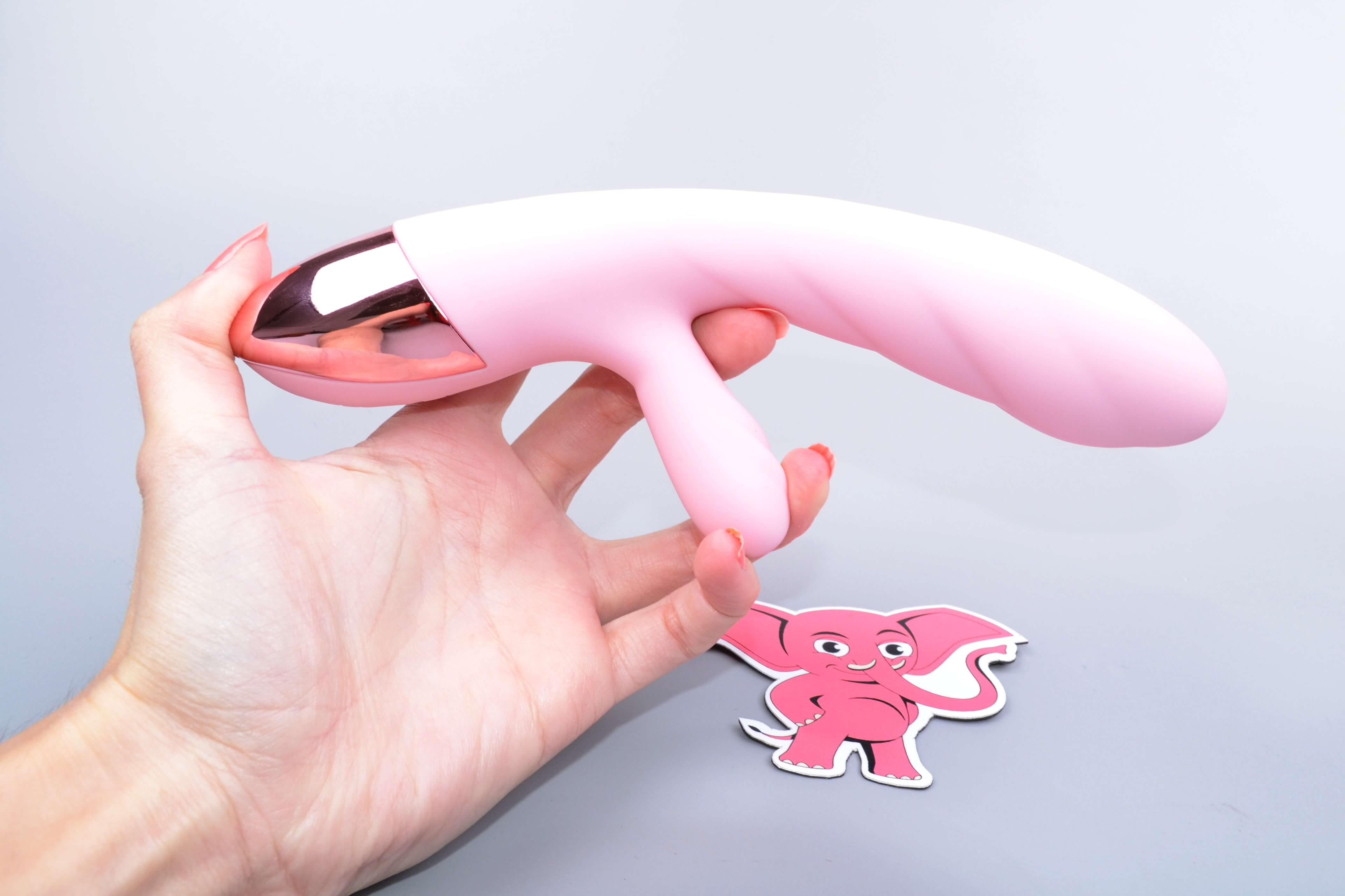 Nahřívací vibrátor s výběžkem na klitoris Lissy, v ruce