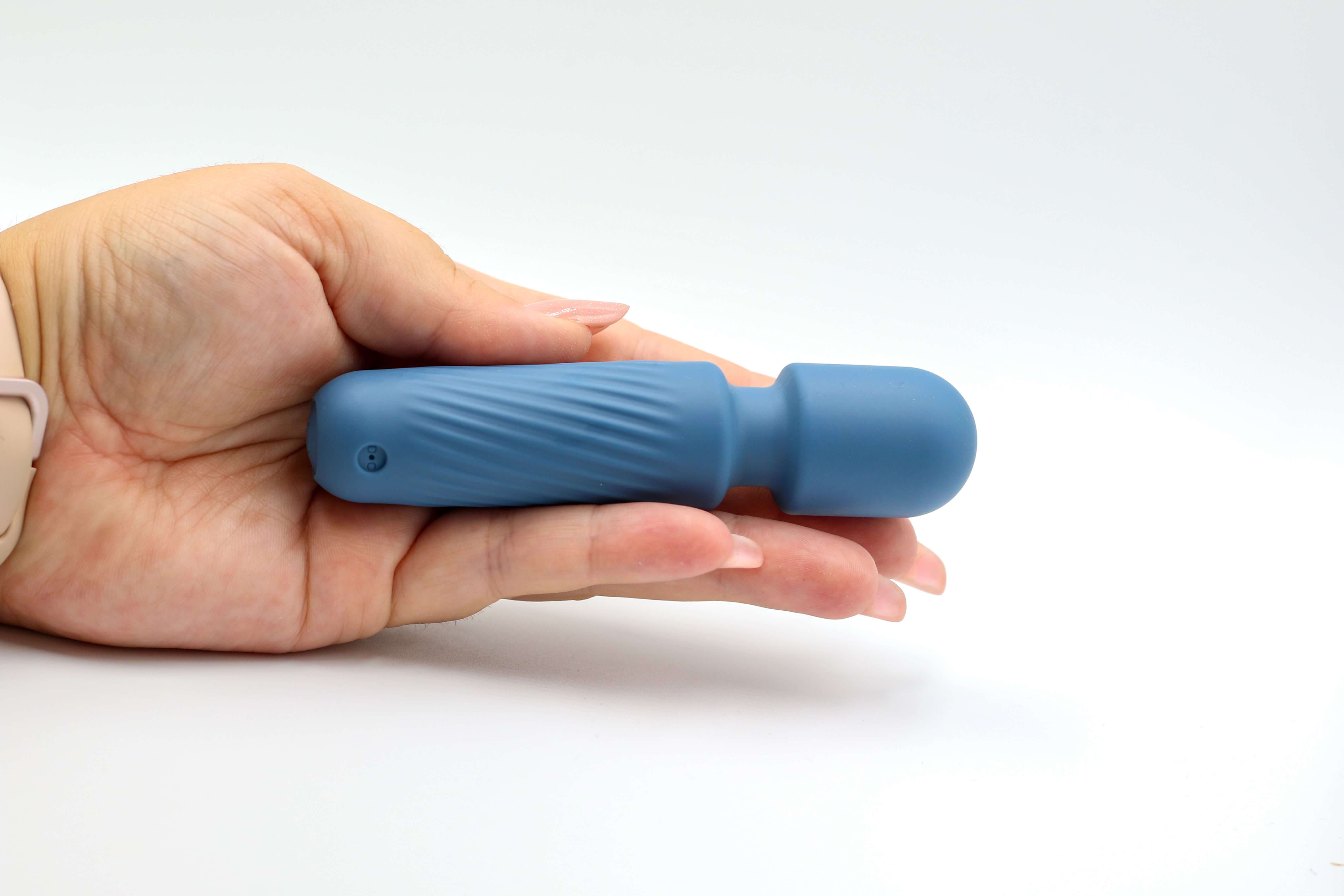Mini masážny vibrátor zo silikónu Tiny Wand III (12 cm), v ruke
