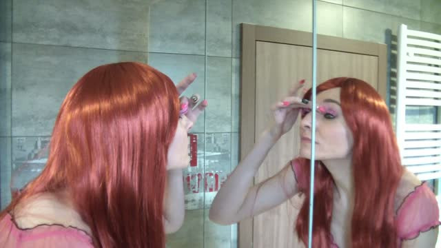 video: Simona si v koupelně nasazuje růžové řasy
