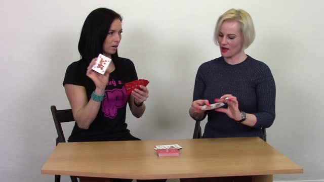 video: Domča s Verčou předvádí Hrací karty Kama Sutra