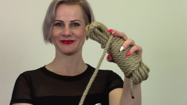 video: Veronika předvádí Natural Bondage Rope 10 m