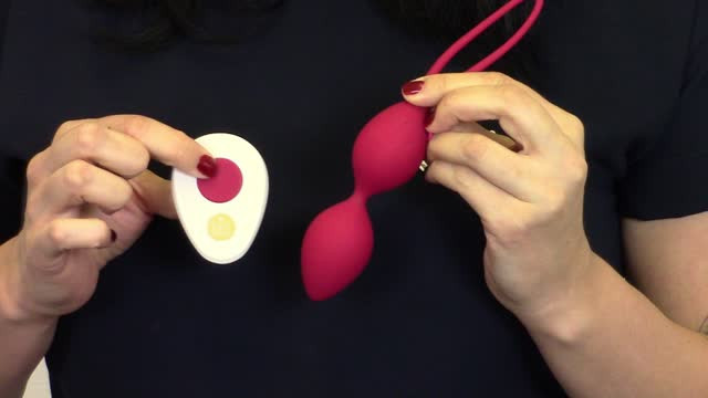 video: Karin předvádí vibrační kuličky Love Balls