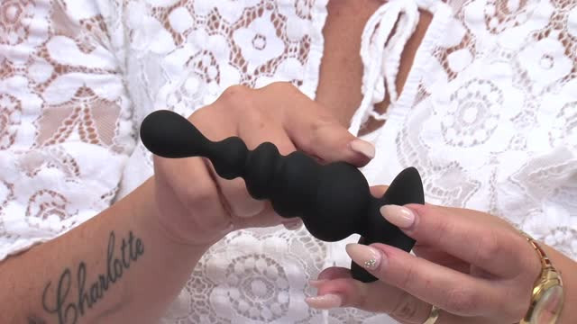 video: Verča předvádí Anální kolík Black Cascade s přísavkou