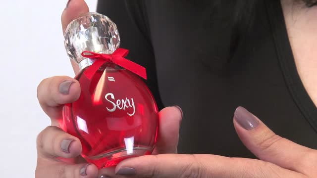 video: Karin předvádí Obsessive Sexy – parfém s feromony