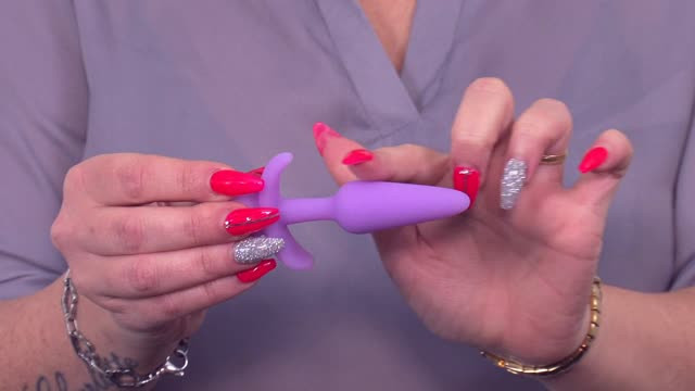 video: Verča a anální kolík Purple Shining – malý