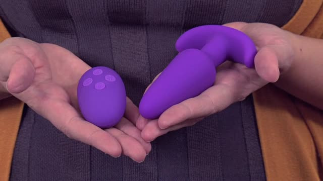 video: Karin předvádí vibrační anální kolík Orchid Zen s ovladačem