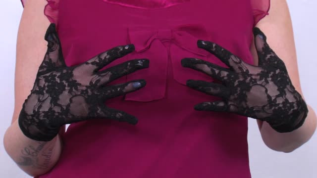 video: Verča předvádí krajkové rukavičky Lace Gloves