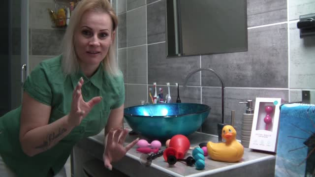video:  U Veroniky v koupelně