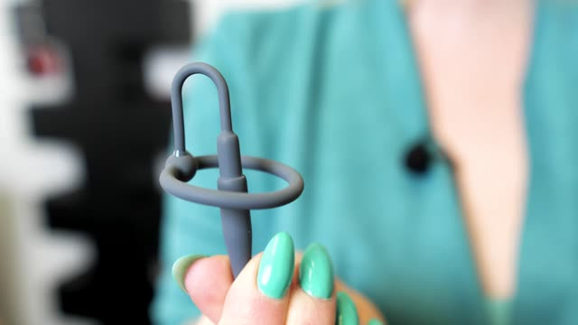 video: Verča předvádí Silikonový Sperma Stopper s kroužkem Black Ring (8 mm)