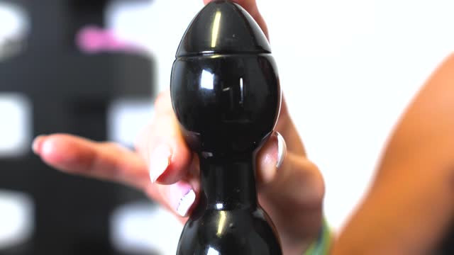 video: Domča predvádza XXL análne guličky s prísavkou Xtreme Black (50,2 cm)