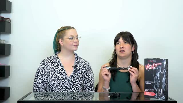 CZ videó: Anet és Niki bemutatják az Elektromos Thunderbolt anális gyöngysort