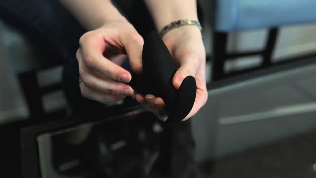 video: Verča s Luckou představují Roztahovací anální kolík Dark Anchor (9 cm)