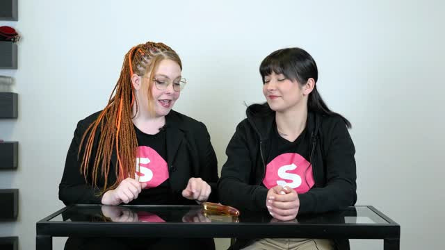 video: Nikča s Anet predstavujú Sklenené dildo Sensualist (18 cm)